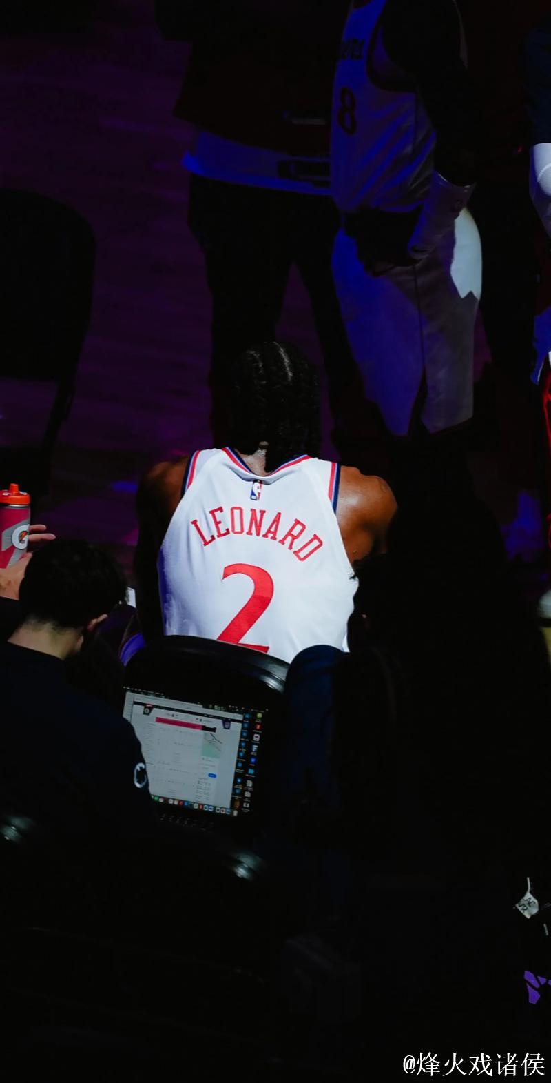 伦纳德穿着黑金色Kawhi4,得到21分4篮板3助攻1抢断 伦纳德穿着黑金色Kawhi4,得到21分4篮板3助攻1抢断